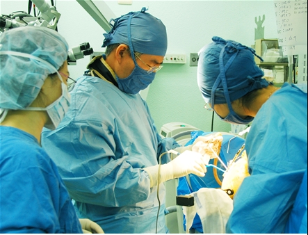 파킨슨병 환자에대한 뇌심부자극기 이식수술장면 / 사진=서울대병원홈페이지