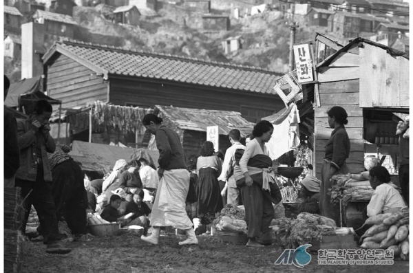 한국전쟁 중 여성 난민의 모습 / 사진=한국학중앙연구원