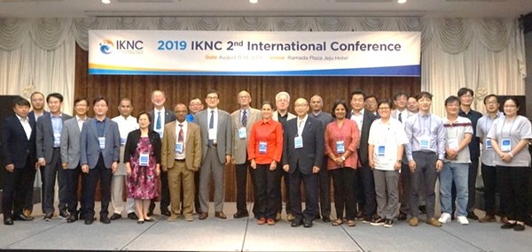 IKNC 2019 국제컨퍼런스가 지난해 8월 11일~14일까지 제주 라마다호텔에서 열렸다.행사에 참가한 국내외 학자들이 기념촬영을 하고 있다. / 사진=IKNC사무국